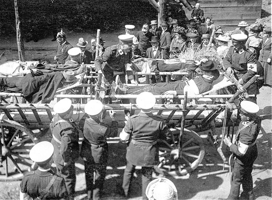 Ein Jahr nach Gründung des Maulbronner Roten Kreuzes zeigt die Sanitätskolonne bei einer Übung 1914, was sie gelernt hat. 89 Jahre später, im Jahr 2003, werden die Maulbronner DRK-Aktiven Bundessieger in Hamburg.