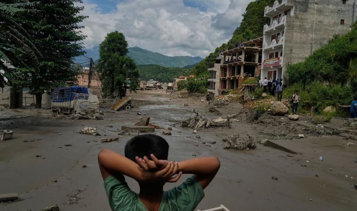 Ein Junge betrachtet die Verwüstungen, die durch Sturzfluten am Fluss Trishuli im nepalesischen Distrikt Nuwakot verursacht wurden. Nach der heftigen Sturzflut in der Grenzregion zwischen China und Nepal gibt es mehrere Tote, nach Behördenangaben werden Hunderte Touristen vermisst.