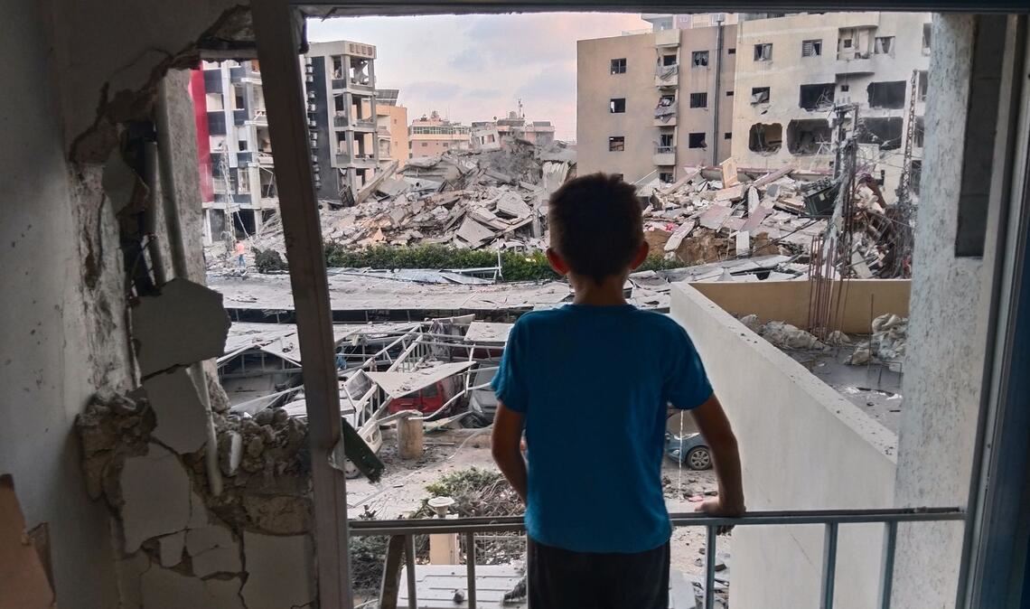 Ein Junge blickt aus einem beschädigten Raum des Jabal Amel Krankenhauses auf ein zerstörtes Gebäude, das bei einem israelischen Luftangriff in der südlichen Hafenstadt Tyrus getroffen wurde.