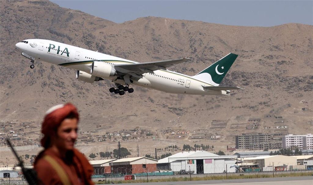 Ein Kämpfer der Taliban am Flughafen von Kabul: harte Sanktionen statt symbolische Abschiebeflüge.