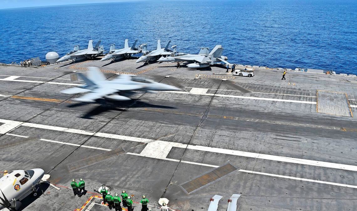 Ein Kampfflieger landet auf dem Flugzeugträger Abraham Lincoln.