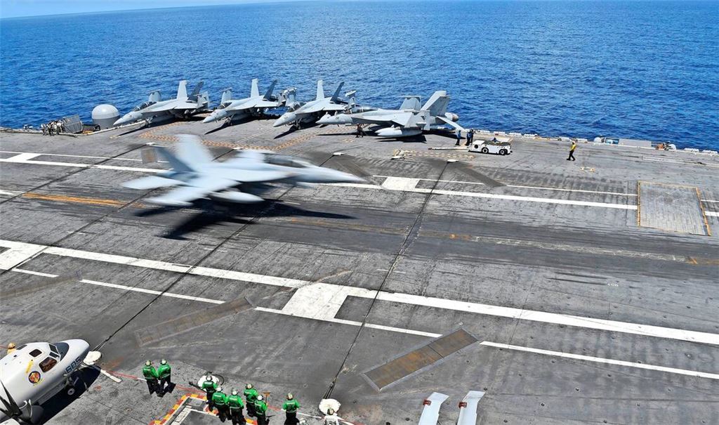 Ein Kampfflieger landet auf dem Flugzeugträger Abraham Lincoln.