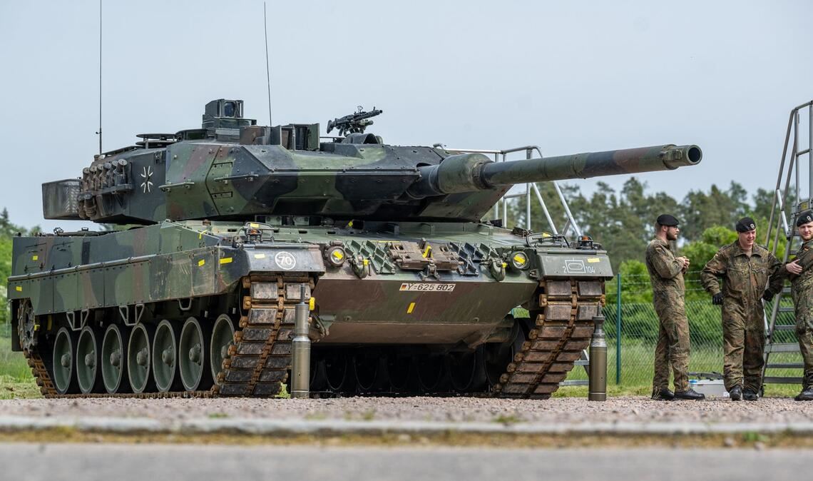 Ein Kampfpanzer vom Typ Leopard II A6. Die Bundeswehr erhält als Ausgleich für Panzerlieferungen an die Ukraine 18 neue Kampfpanzer vom Nachfolgermodell Leopard 2A8.
