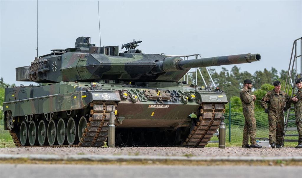 Ein Kampfpanzer vom Typ Leopard II A6. Die Bundeswehr erhält als Ausgleich für Panzerlieferungen an die Ukraine 18 neue Kampfpanzer vom Nachfolgermodell Leopard 2A8.