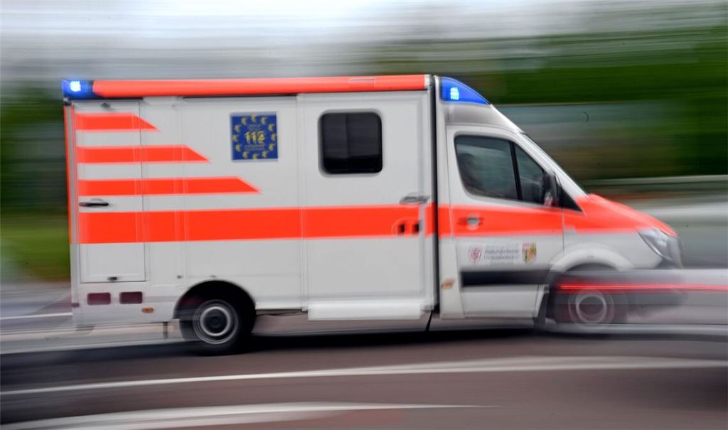 Ein Kind ist in Hamburg aus einem Obergeschoss gefallen und in ein Krankenhaus gebracht worden (Archivbild).