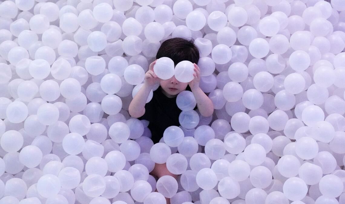 Ein Kind spielt in einer Ballgrube während einer immersiven Ausstellung im Megapolis Outlets Center in Panama-Stadt.