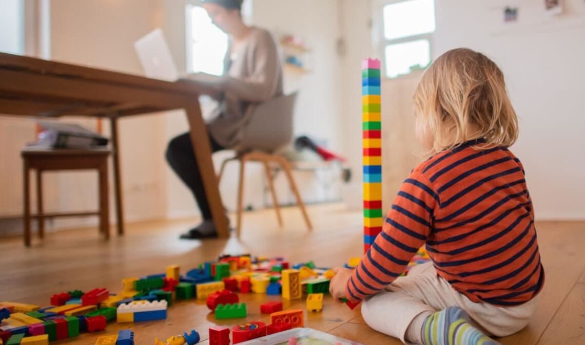 Ein Kind spielt, während die Mutter in Ruhe arbeitet - alles im Lot dank guter Regeln?