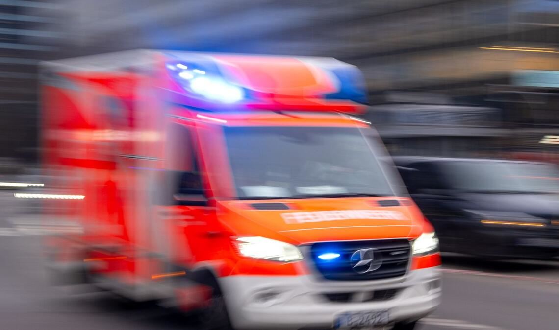 Ein Kind stirbt nach einem Sturz aus dem 15. Stock. (Symbolbild)