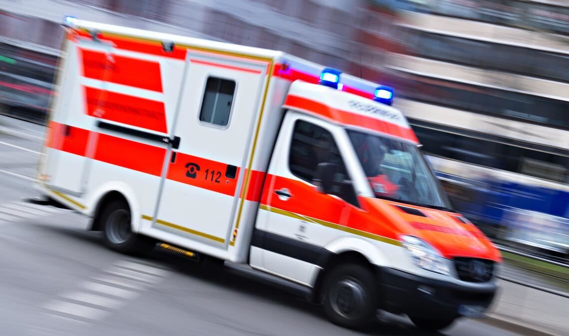 Ein Kind und eine Erzieherin wurden bei dem Unfall verletzt. (Symbolbild)