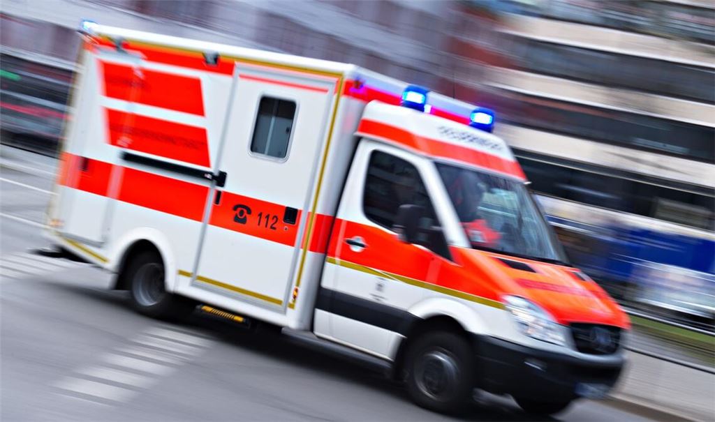 Ein Kind und eine Erzieherin wurden bei dem Unfall verletzt. (Symbolbild)