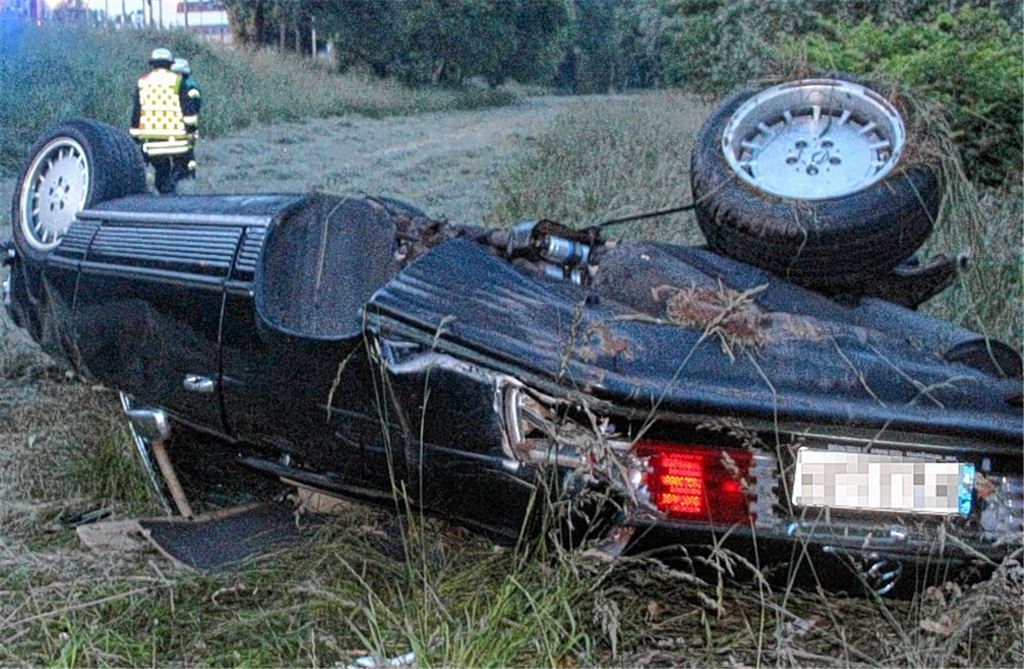 Ein Klassiker: Der Mercedes SL landet neben der Straße im Enzvorland.