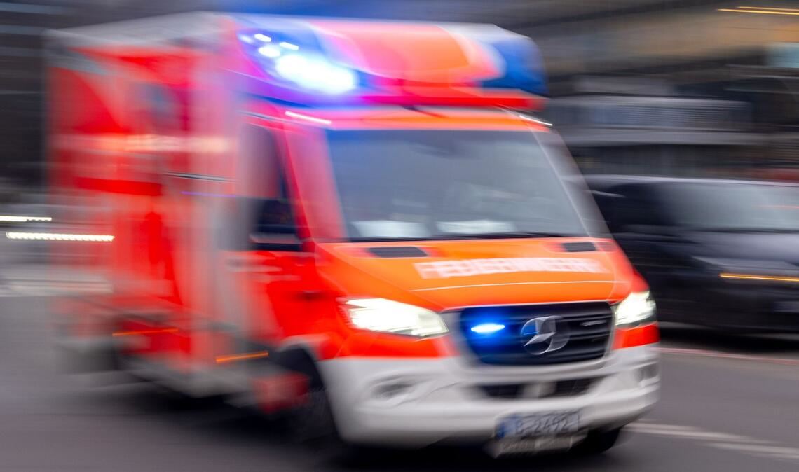 Ein Kleinkind ist in Berlin beim Sturz aus einem Hochhaus ums Leben gekommen.