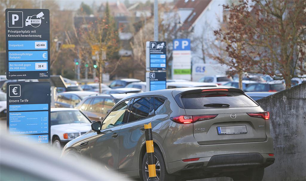 Ein Knöllchen von Park&Control ärgert die betroffene Besucherin einer Großveranstaltung in Mühlacker. Das Citymanagement will vor dem Hintergrund des konkreten Falls ausloten, ob an besonderen Wochenenden Ausnahmen von der gängigen Parkregelung auf der Fläche zwischen „Woolworth“ und „Denns“ umgesetzt werden können. Foto: Disselhoff