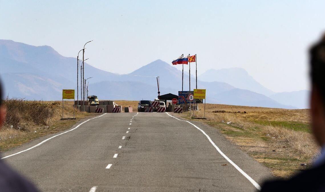 Ein Kontrollpunkt der russischen Friedenstruppe auf einer Straße in Richtung der Region Berg-Karabach.