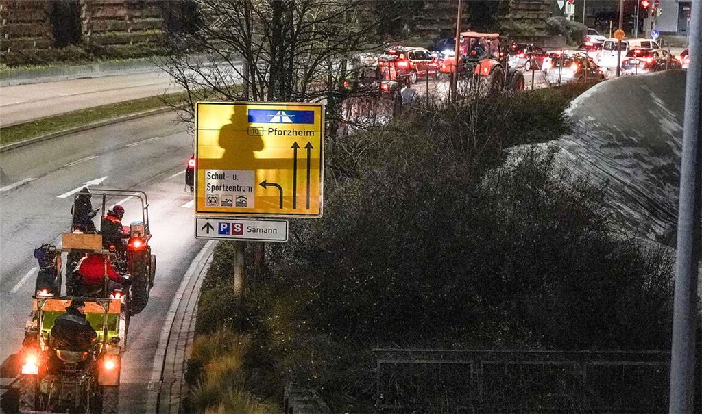 Ein Korso aus Traktoren rollt durch Mühlacker. Foto: Recken