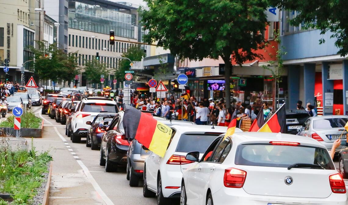Ein Korso von rund 100 Fahrzeugen zieht sich laut Polizei am Mittwochabend durch Pforzheim. Foto: EinsatzReport24
