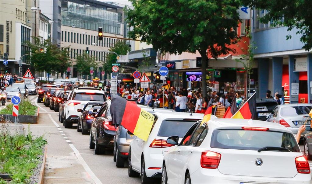 Ein Korso von rund 100 Fahrzeugen zieht sich laut Polizei am Mittwochabend durch Pforzheim. Foto: EinsatzReport24