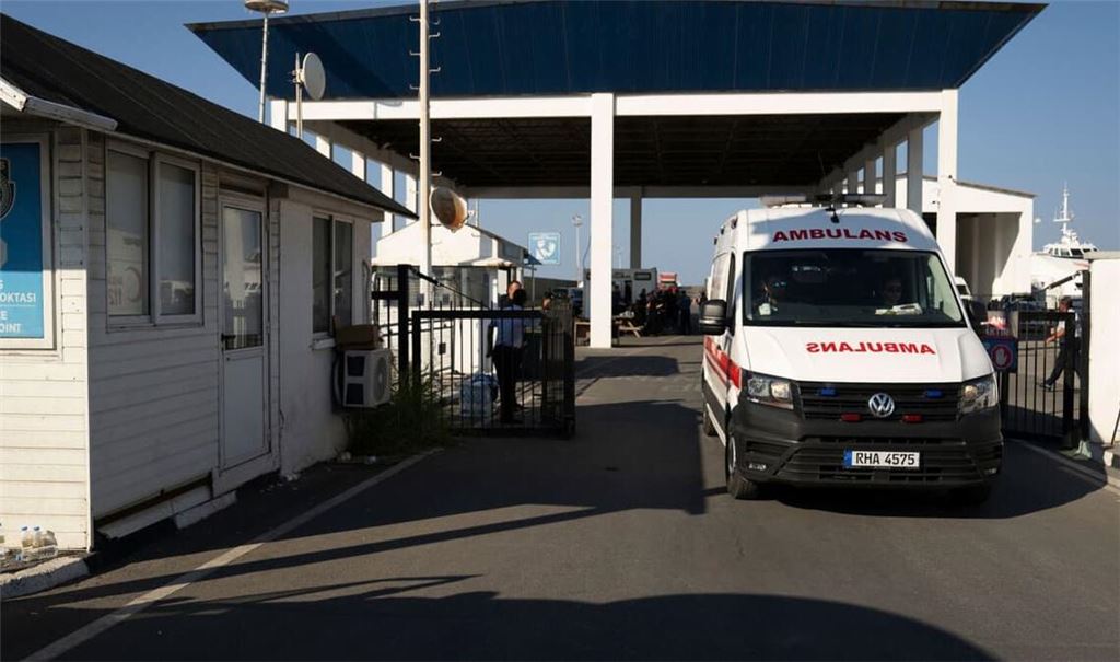 Ein Krankenwagen verlässt den Hafen von Kyrenia im türkisch besetzten Norden Zyperns, nachdem eine Passagierfähre vor der Nordküste der Insel gekentert war.