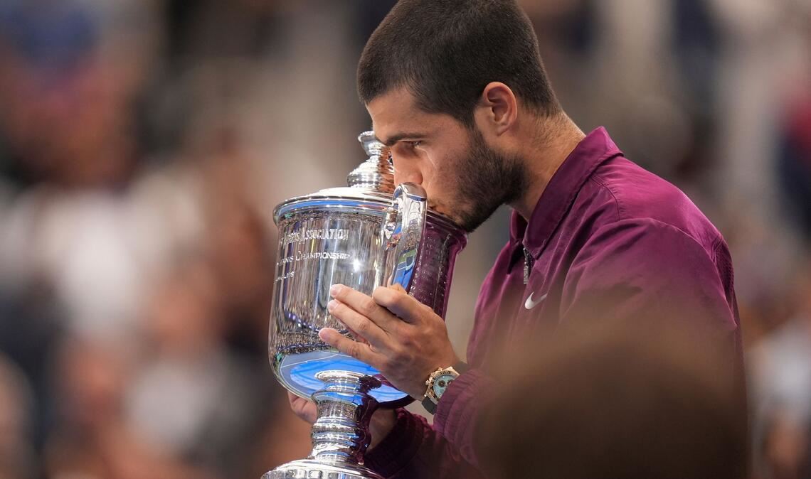 Ein Küsschen für den Pokal: Alcaraz ist neuer US-Open-Champion.