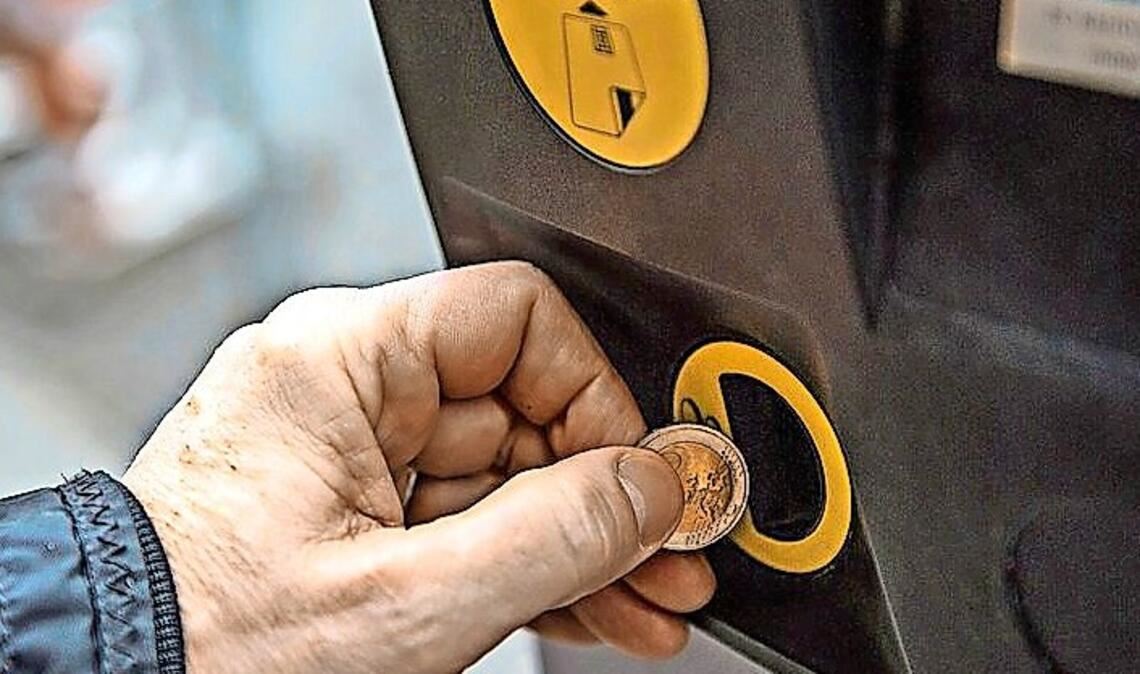 Ein Kunde wirft eine Münze in den Parkscheinautomaten an der Eberhardstraße. Ab dem 1. Oktober steigen die Gebühren in Stuttgart.