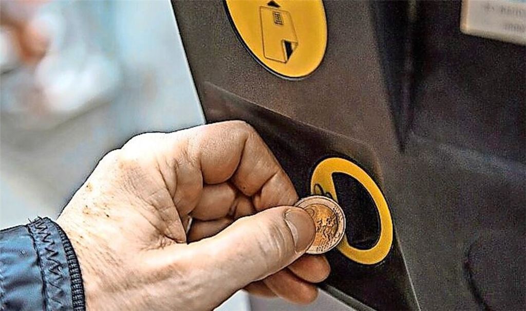 Ein Kunde wirft eine Münze in den Parkscheinautomaten an der Eberhardstraße. Ab dem 1. Oktober steigen die Gebühren in Stuttgart.