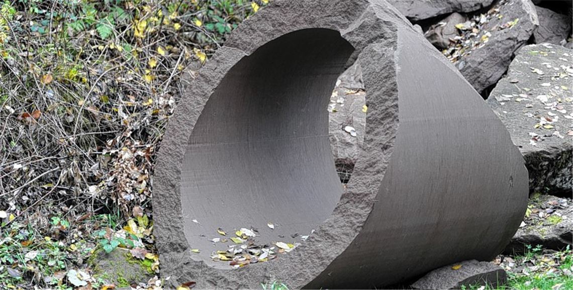 Ein Kunstobjekt, das keiner will: Noch immer harrt die von den Verantwortlichen des Skulpturenwegs zurückgewiesene Skulptur auf dem Bauhof-Gelände der Dinge.