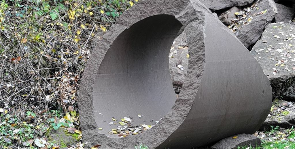 Ein Kunstobjekt, das keiner will: Noch immer harrt die von den Verantwortlichen des Skulpturenwegs zurückgewiesene Skulptur auf dem Bauhof-Gelände der Dinge.