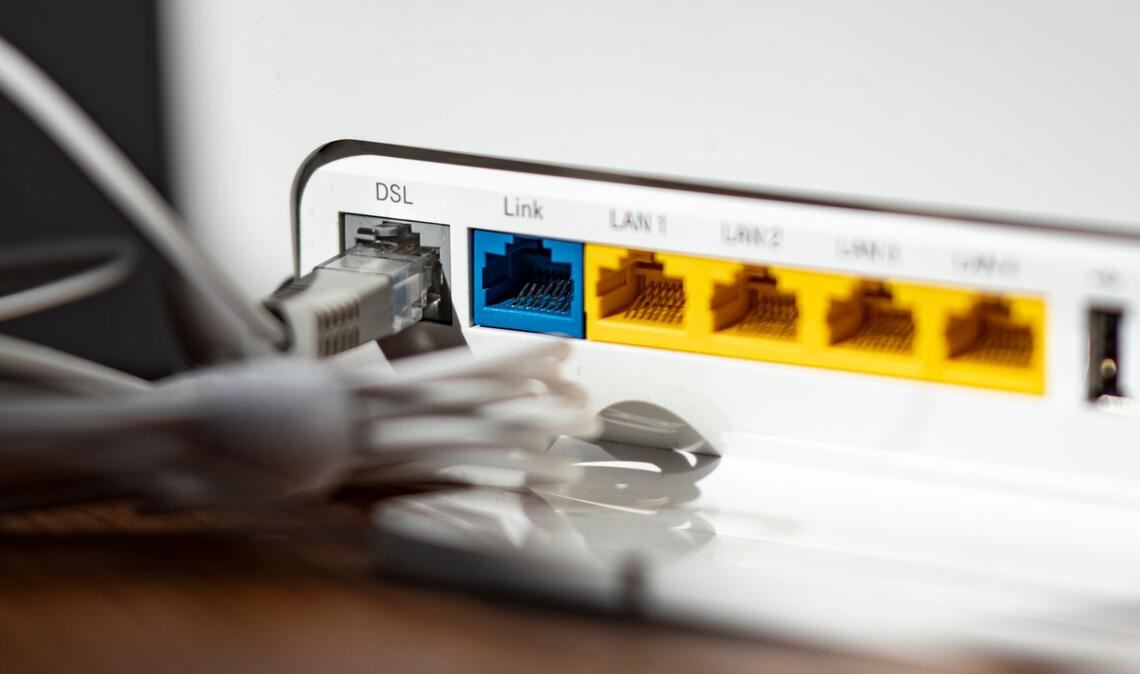 Auslaufmodell Kupfer: Wie teuer wird Wechsel auf Glasfaser? Ein LAN-Kabel im Router - in Millionen Haushalten steckt es noch immer in der DSL-Öffnung.