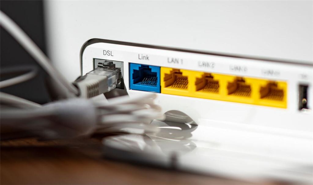Ein LAN-Kabel im Router - in Millionen Haushalten steckt es noch immer in der DSL-Öffnung.