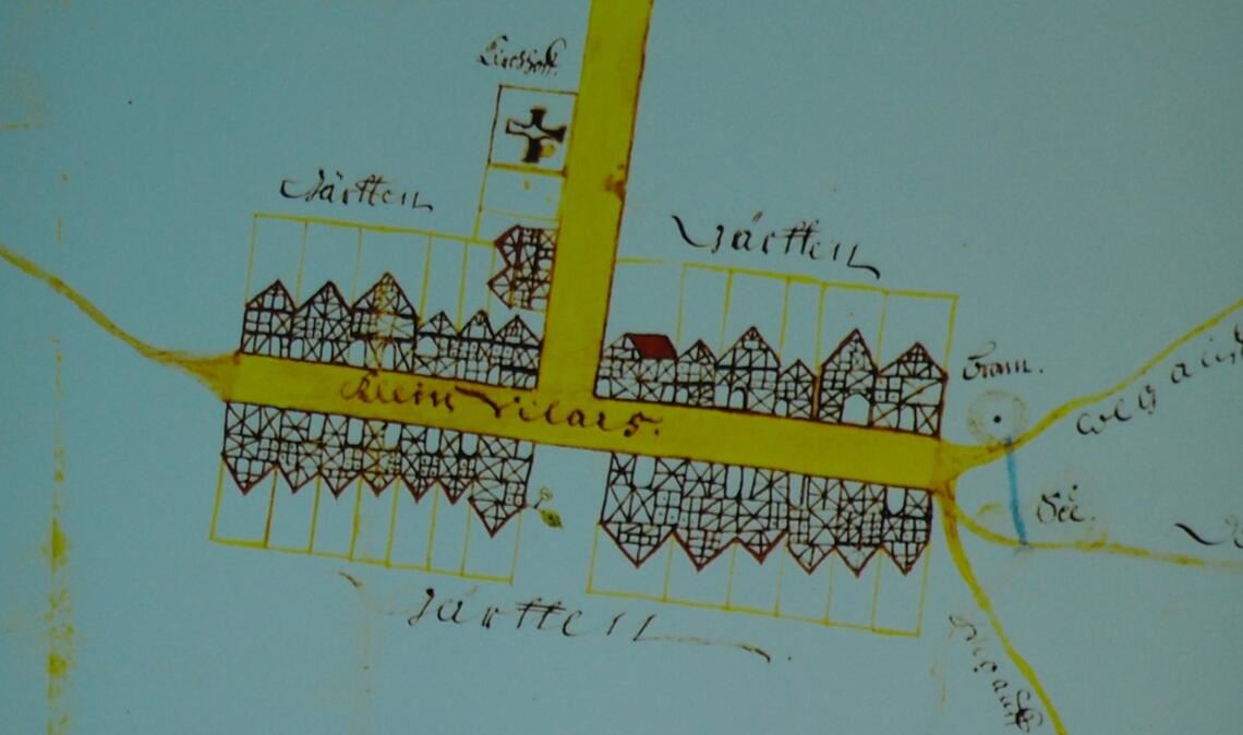 Ein Lageplan zeigt die Besiedelung von „Petit Villars“ um das Jahr 1720. Gegründet wurde die Ortschaft einst, weil 400 Glaubensflüchtlinge, die ursprünglich in Großvillars hätten angesiedelt werden sollen, dort als zu große Zahl von Fremden empfunden wurde.