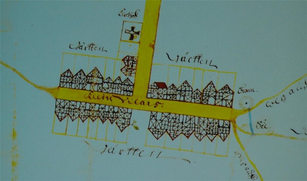 Ein Lageplan zeigt die Besiedelung von „Petit Villars“ um das Jahr 1720. Gegründet wurde die Ortschaft einst, weil 400 Glaubensflüchtlinge, die ursprünglich in Großvillars hätten angesiedelt werden sollen, dort als zu große Zahl von Fremden empfunden wurde.