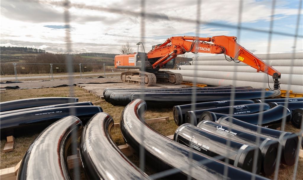Ein Lagerplatz für Pipeline-Rohre liegt zwischen Wiernsheim und Serres. Foto: Fotomoment