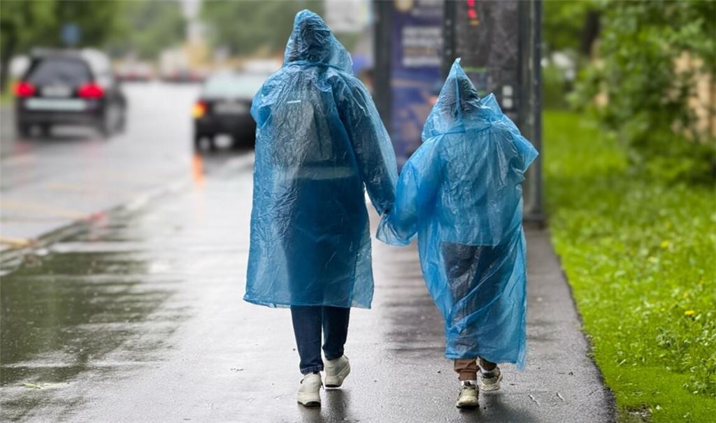 Ein Langwellentrog mit Höhenkälte unter minus 25 Grad sorgt Anfang Juni für Schauer, Gewitter und kühle Temperaturen in Deutschland. Wann der Sommer kommt und was hinter dem Wettermuster steckt.