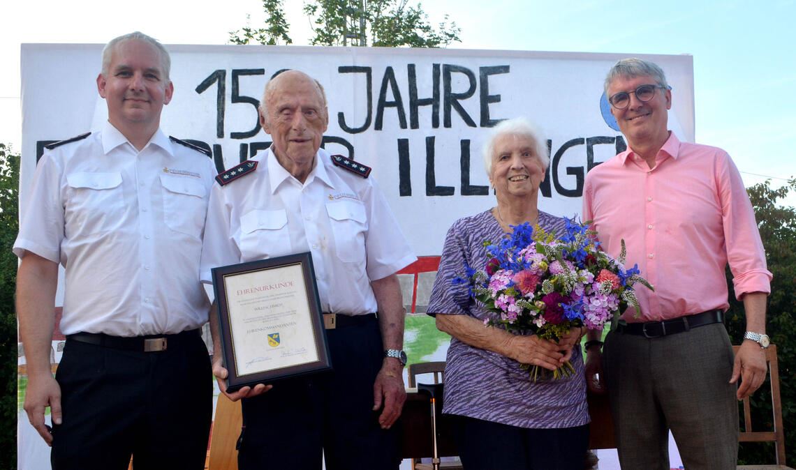 Ein Leben für die Feuerwehr: Kommandant Martin Beller (li.) und Bürgermeister Armin Pioch (re.) ehren Willi Schmidt und würdigen auch Ehefrau Gerlinde Schmidt. Fotos: Stahlfeld