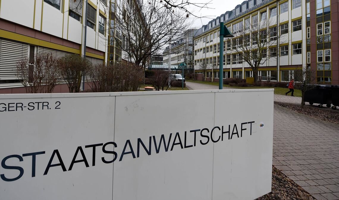 Ein Lehrer soll das Gesicht einer Schülerin per KI in ein Pornobild montiert haben. Die Staatsanwaltschaft ermittelt nun (Symbolfoto).