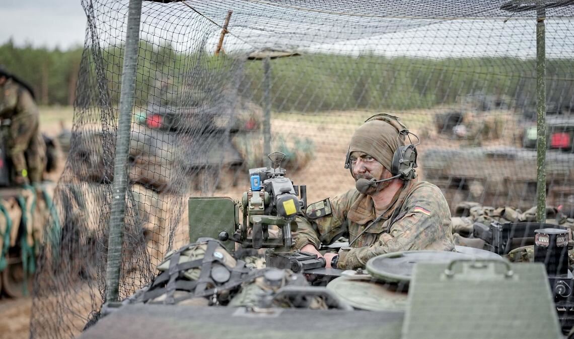Ein Leopard 2 Kampfpanzer wird für die Großübung „Freedom Shield 2026" der neuen Panzerbrigade 45 im litauischen Pabrade mit einem Abfangnetz gegen Drohnen ausgestattet.