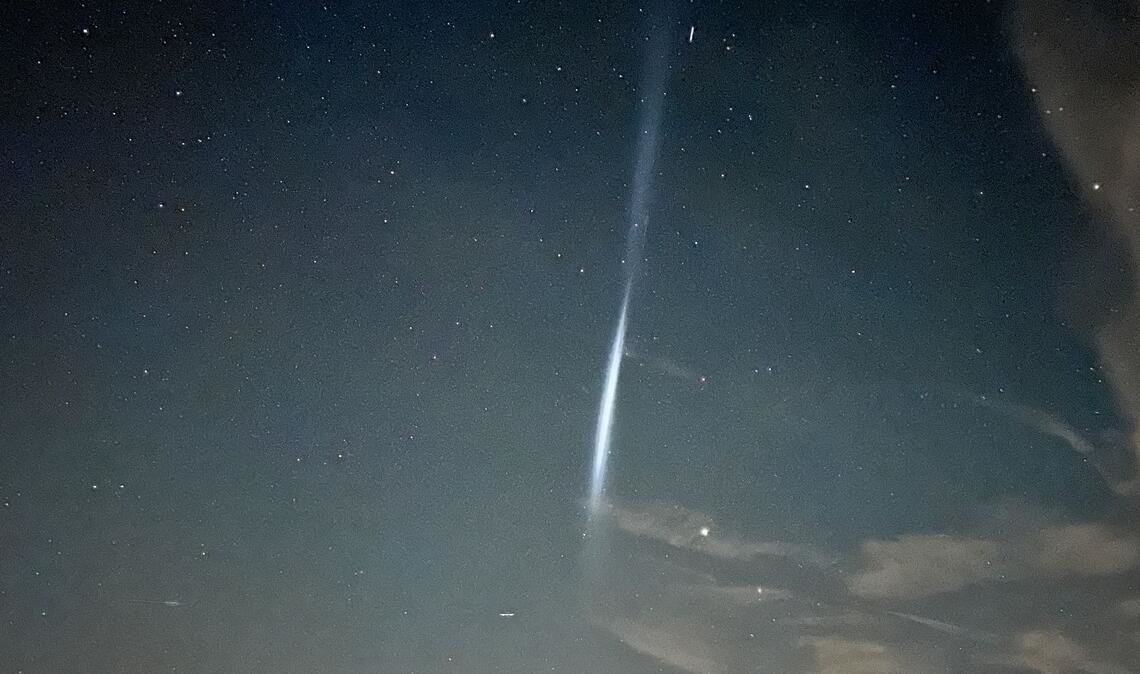 Ein Lichtschweif ist in der Nacht in Denkendorf (Bayern) am Himmel zu sehen.