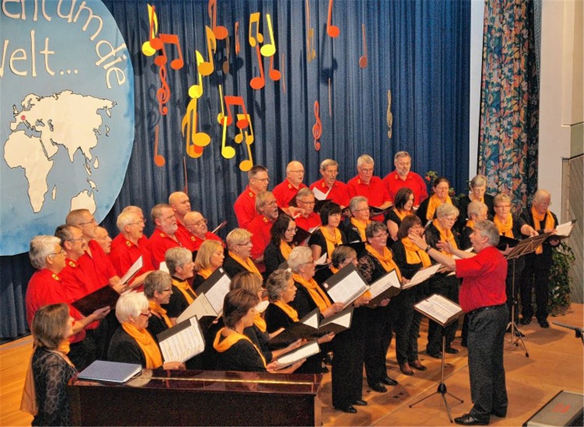 Ein Lied geht um die Welt: Mit dem Motto des Abends eröffnen MGV und Kirchenchor das Konzert. Fotos: Appich