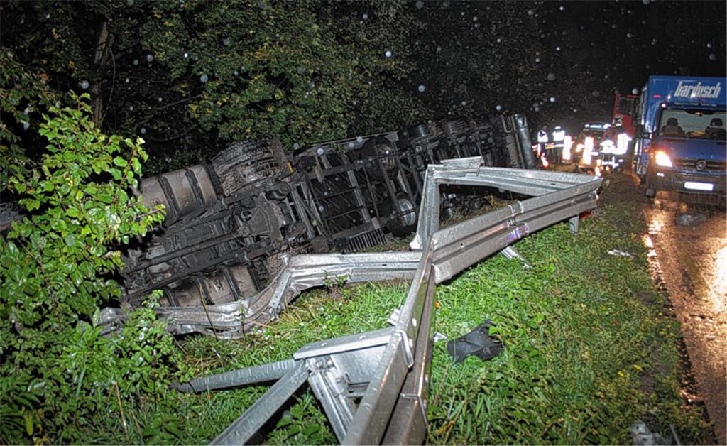 Ein Lkw-Unfall auf der A8 bei Pforzheim sorgt für massive Behinderungen.