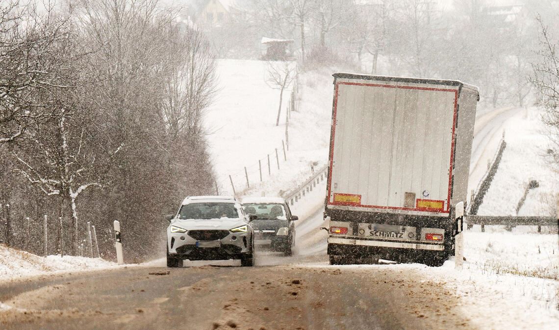 Ein Lkw rutscht zwischen Diefenbach und Zaisersweiher von der Straße. Foto: Fotomoment