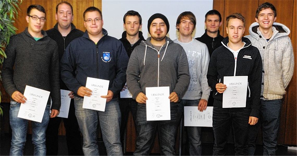 Ein Lob für besonders gute Leistungen erhalten zahlreiche Auszubildende.