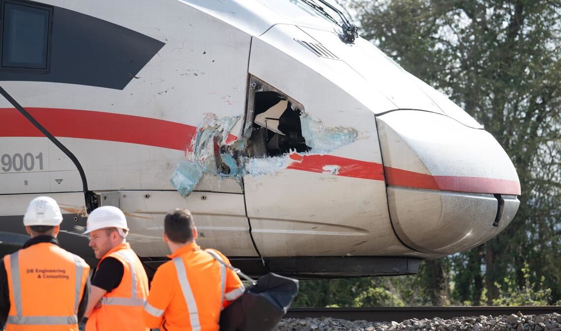 Ein Loch klafft in der Spitze eines ICE nach einem Zusammenprall mit einem Bagger.