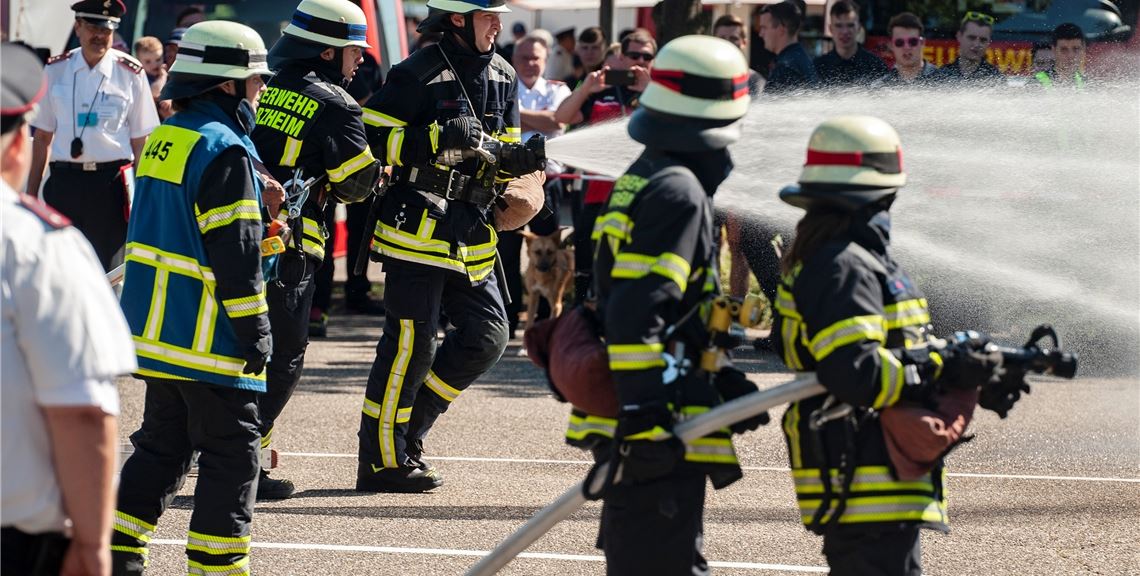 Ein Löschangriff aus mehreren Rohren gehörtzu den Aufgaben. Foto: Fotomoment