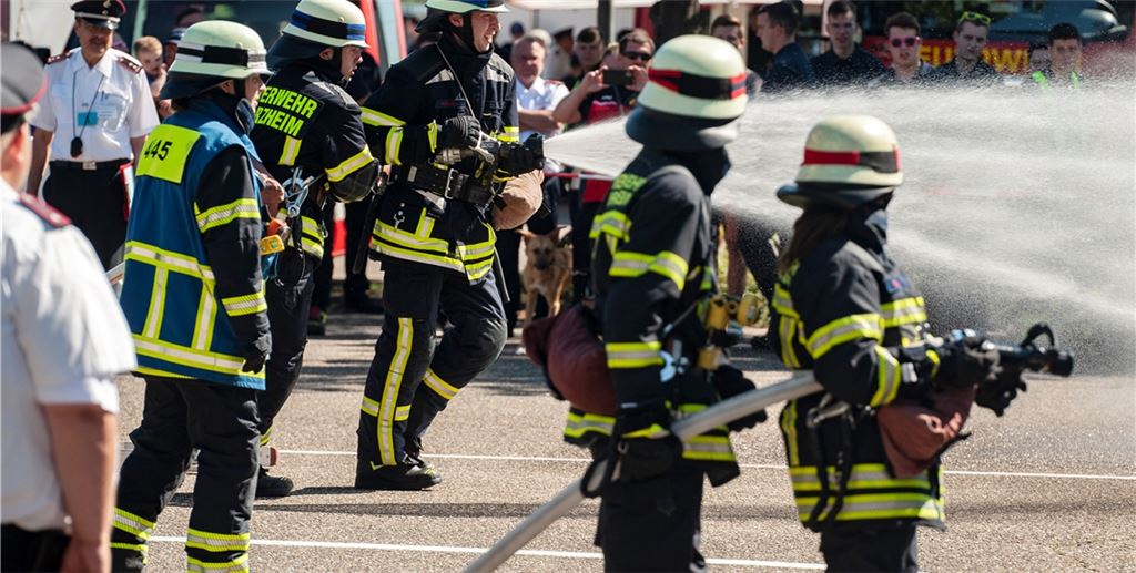 Ein Löschangriff aus mehreren Rohren gehörtzu den Aufgaben. Foto: Fotomoment