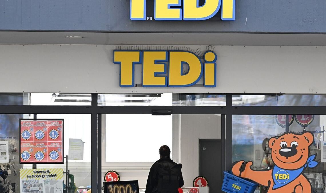 Ein Logo der Handelskette Tedi ist an einem Eingang eines Ladens angebracht. Wegen Brand- und Verletzungsgefahr hat der Discounter eine Heißluftfritteuse zurückgerufen (Symbolfoto).