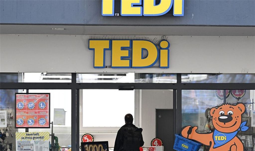 Ein Logo der Handelskette Tedi ist an einem Eingang eines Ladens angebracht. Wegen Brand- und Verletzungsgefahr hat der Discounter eine Heißluftfritteuse zurückgerufen (Symbolfoto).