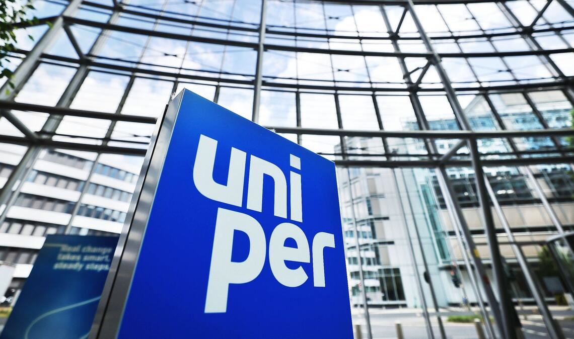 Ein Logo steht im Foyer der Hauptverwaltung des Energieversorgungsunternehmens Uniper in Düsseldorf. Der im Zuge der Gaskrise verstaatlichte Energiekonzern soll wieder privatisiert werden.