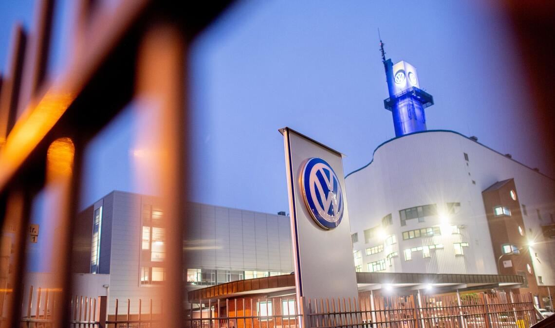 Ein Logo von Volkswagen steht an einer Einfahrt zum Werk Osnabrück. Laut VW-Betriebsrat soll es keine Werksschließungen geben (Archivfoto).
