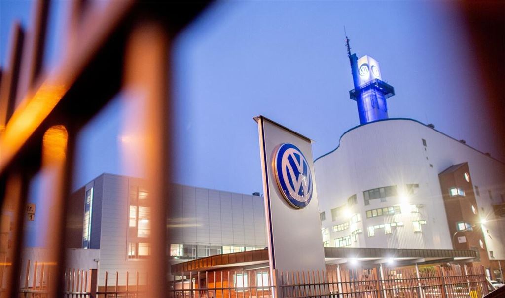 Ein Logo von Volkswagen steht an einer Einfahrt zum Werk Osnabrück. Laut VW-Betriebsrat soll es keine Werksschließungen geben (Archivfoto).