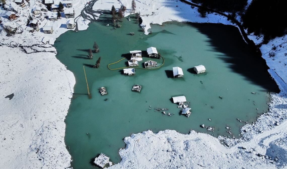 Ein Luftbild zeigt das teilweise überflutete Dorf Blatten nach den jüngsten Schneefällen.